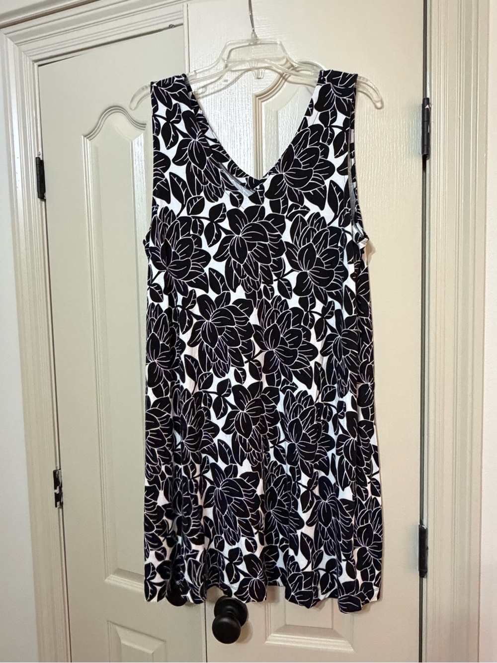Loft Women’s Black and White Floral V-Neck Dress - XL